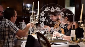 Des clients du restaurant "Les Grands Buffets" de Narbonne, dans l'Aude, en octobre 2020.