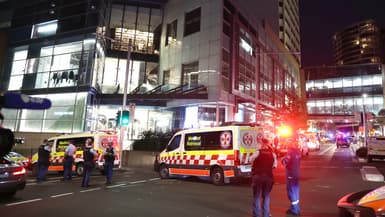 La police bloque les routes principales menant au centre commercial Westfield Bondi Junction après une agression à l'arme blanche à Sydney le 13 avril 2024. 