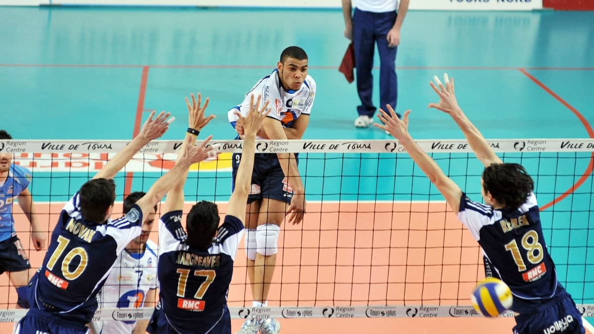 Earvin Ngapeth, en demi-finale des play-offs de la saison 2008-2009, face au Paris Volley