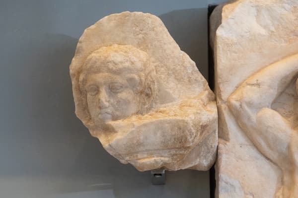 Une tête de jeune garçon, fragment du Parthénon, rendu par le Vatican à la Grèce