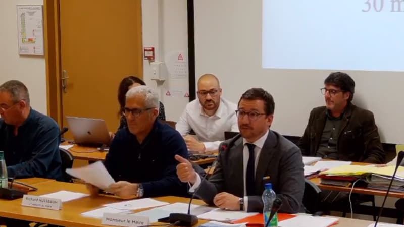 Le maire de Briançon, Arnaud Murgia lors du conseil municipal de Briançon du mercredi 30 mars 2022