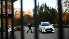 Un policier municipal dans le parc des Buttes-Chaumont à Paris, où une partie du corps d'une femme a été trouvé dans un sac, le 13 février 2022