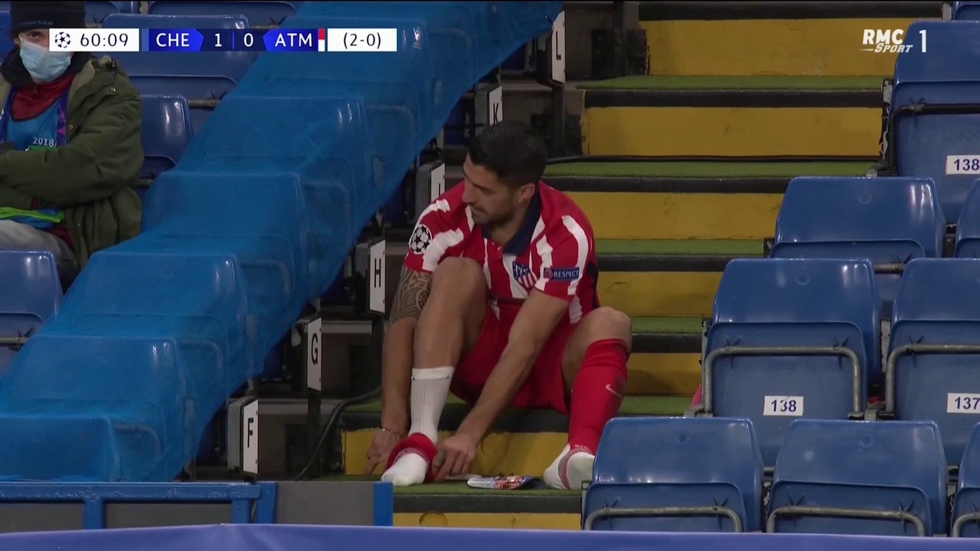 Luis Suarez dans les tribunes Luis Suarez dans les tribunes