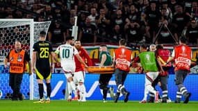 Dominik Szoboszlai court avec la civière après le choc aérien entre Barnabas Vargas et le gardien écossais Angus Gunn.
