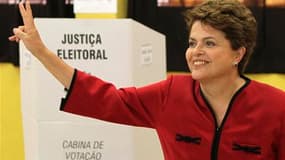 Dilma Rousseff à sa sortie de l'isoloir dans un bureau de vote de Porto Alegre. La dauphine du président sortant "Lula", devrait remporter le second tour de l'élection présidentielle au Brésil ce dimanche et devenir la première femme à diriger la première