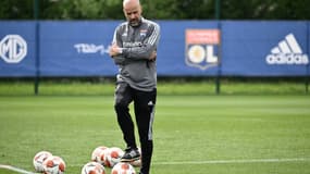 Peter Bosz lors d'une séance d'entraînement à la veille du quart retour de Ligue Europa contre West Ham, le 13 avril 2022 à Décines-Charpieu