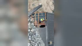 Damien Fillon, brigadier-chef à la CRS Alpes de Grenoble, en opération sur le toit d'une maison prise au milieu des crues, à La Bérarde, hameau de Saint-Christophe-en-Oisans, en Isère, le 21 juin 2024