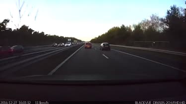 Difficile pour un conducteur de détecter le ralentissement devant lui. C'est pourtant à ce moment précis que ce véhicule Tesla a engagé la procédure de freinage d'urgence, évitant ainsi le carambolage.