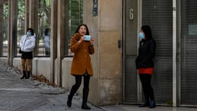 Des travailleuses du sexe dans le quartier de Belleville, à Paris, en 2020.
