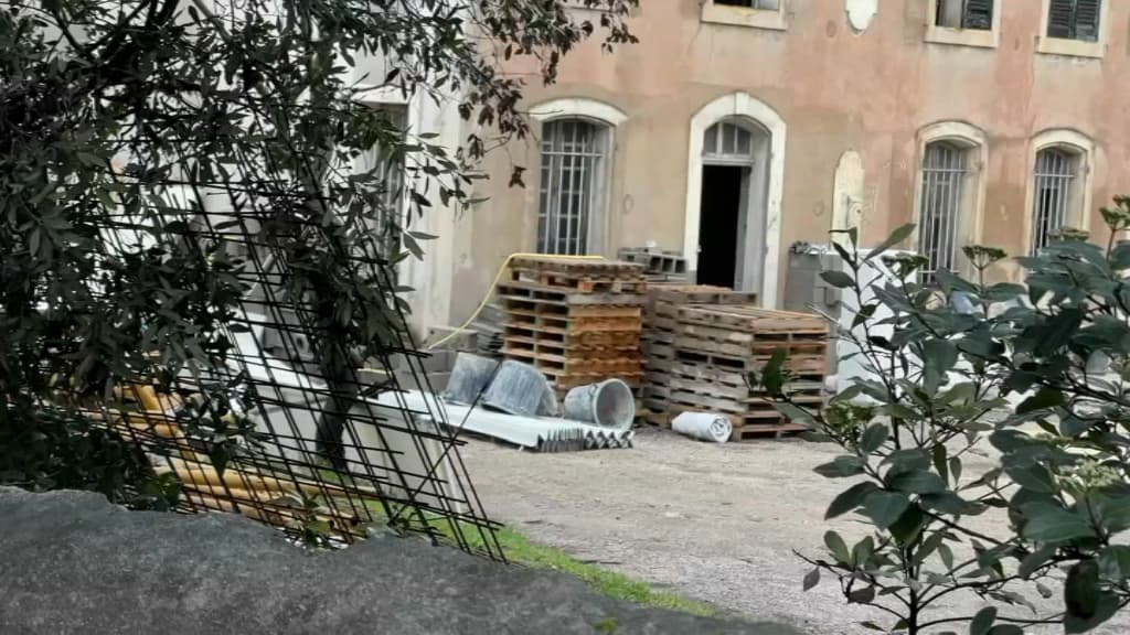 Du matériel témoigne des travaux réalisés sur une bastide du 8e arrondissement de Marseille. 