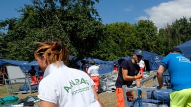 Des secouristes à pied d'oeuvre à Amatrice en Italie, le 25 août 2016.