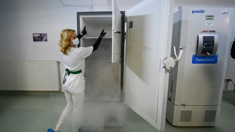 Congélateurs pour conserver les vaccins à l'Institut Cantacuzene à Bucarest le 18 décembre 2020