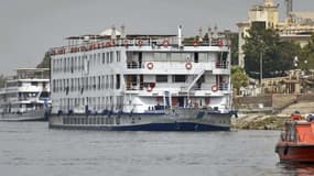 Le bateau de croisière où sont bloqués plusieurs Français en quarantaine, à Louxor en Egypte, le 9 mars 2020.