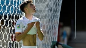 Le milieu international espagnol Pedri réagit après avoir manqué une occasion lors du match du groupe E de l'Euro 2020 entre la Slovaquie et l'Espagne au stade de La Cartuja à Séville, le 23 juin 2021.