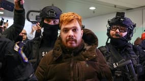 Mohamed Amra à l'aéroport de Bucarest (Roumanie) avant d'être rapatrié par avion en France le 25 février 2025