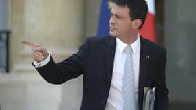 Le Premier ministre Manuel Valls quitte l'Elysée après le conseil des ministres le 8 avril 2015