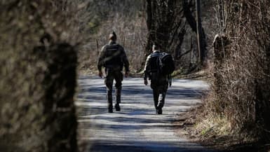 Des gendarmes lors de nouvelles recherches autour du village du Haut-Vernet le 2 avril 2024 dans les Alpes-de-Haute-Provence.