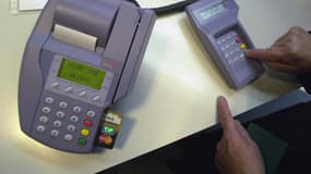 Des terminaux de paiement trafiqués par les escrocs enregistraient les données et les codes des cartes bancaires utilisées. (Photo d'illustration)