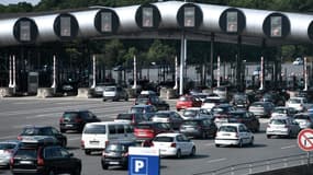 File d'attente de véhicules au péage de l'autoroute A10 de Saint-Arnoult-en-Yvelines (Yvelines), le 1er août 2020