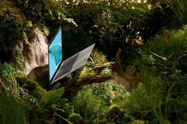 Le Zenbook S13 OLED affiche un centimètre d'épaisseur et un kilo sur la balance.