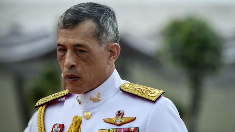 Le roi Vajiralongkorn salue la statue du roi Rama I, après avoir signé la constitution de la junte militaire, à Bangkok le 6 avril 2017. 