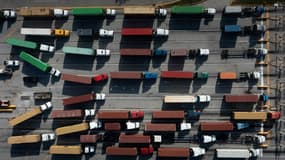 Des files de camions transportant des conteneurs au port de Baltimore (Etats-Unis), 20 octobre 2021