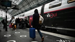 Un TGV et des passagers sur le quai (photo d'illustration).