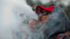 Un homme fume avec une cigarette électronique lors d'une manifestation aux Etats-Unis (photo d'illustration)