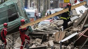 Des pompiers dans les décombres de deux immeubles mitoyens qui se sont effondrés dans le centre de Lille, le 12 novembre 2022 dans le nord de la France