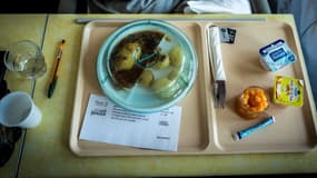 Une patiente mange un repas comprenant un plat "fait-maison" à l'hôpital Léon Bérard à Lyon, le 10 septembre 2018. (Photo d'illustration)