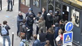 Un groupe de manifestants en pleine interpellation avec les forces de l'ordre, ainsi qu'Alexandre Benalla et Vincent Crase place de la Contrescarpe à Paris.