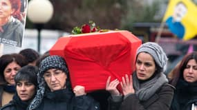 Des femmes portant les cercueils des trois Kurdes assassinées à Paris, mardi à Villiers-le-Bel