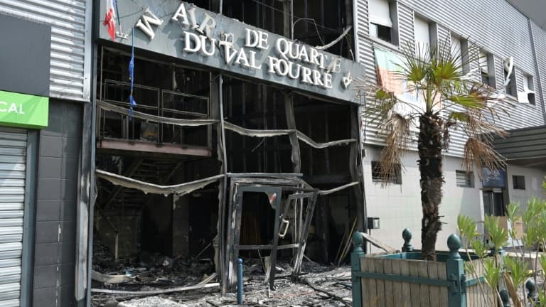 La façade d'une mairie annexe incendiée du quartier Le Val Fourée à Mantes-la-Jolie dans les Yvelines, le 28 juin 2023