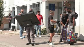Des habitants des Moulins venus récupérer leurs affaires vendredi 19 juillet, au lendemain de l'incendie mortel survenu dans leur immeuble.