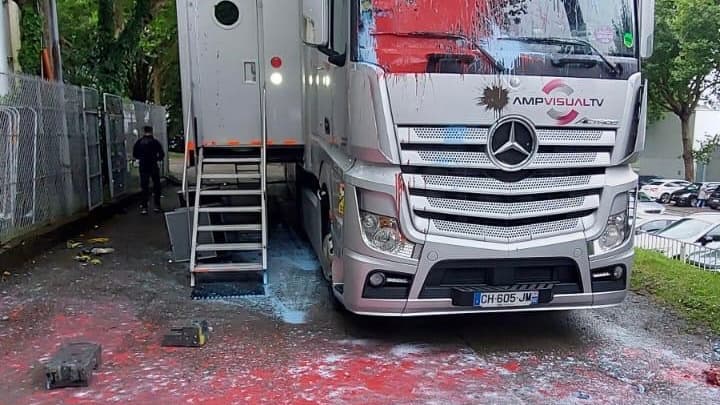 Les images d'un des deux cars régies de la société AMP Visual TV visé avant la rencontre de Ligue 2 entre Lorient et Grenoble.

