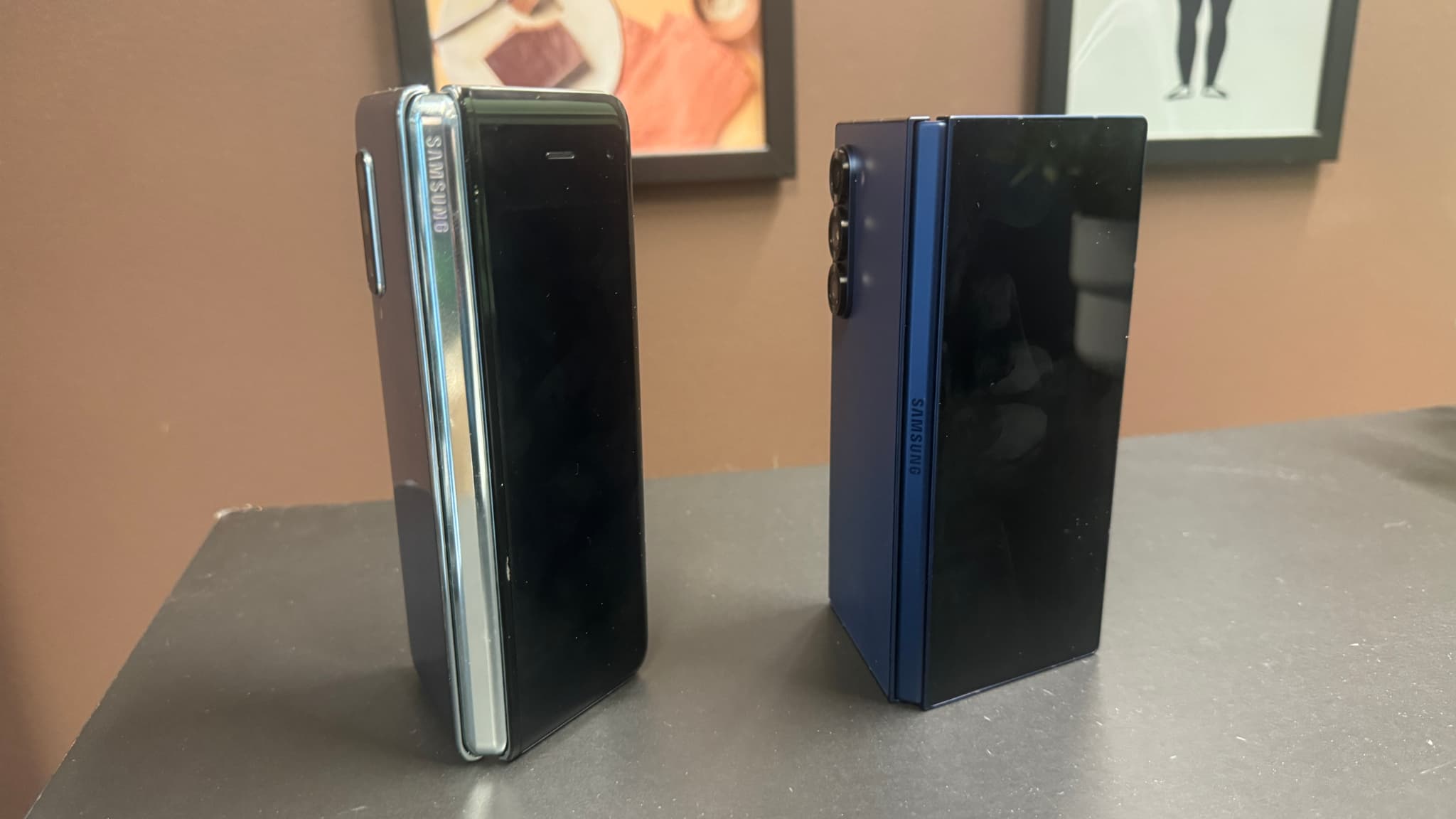 A gauche, le tout premier Galaxy Fold (2019) - A droite, le dernier Galaxy Z Fold 6 (2024)