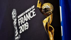 Le trophée et le logo de la Coupe du monde féminine de football 2019