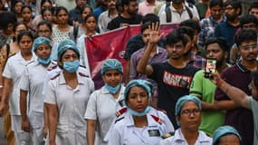 Des manifestants, dont des soignants, dénoncent le viol et le meurtre d'une femme médecin dans un hôpital, à Calcutta, en Inde, le 15 août 2024