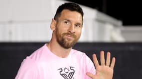 Lionel Messi salue les fans avec l'Inter Miami