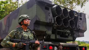 Des soldats montent la garde près du système de missiles américain HIMARS, dans le cadre de l'exercice militaire Han Kuang, à Taichung, Taïwan, le 12 juillet 2025. 