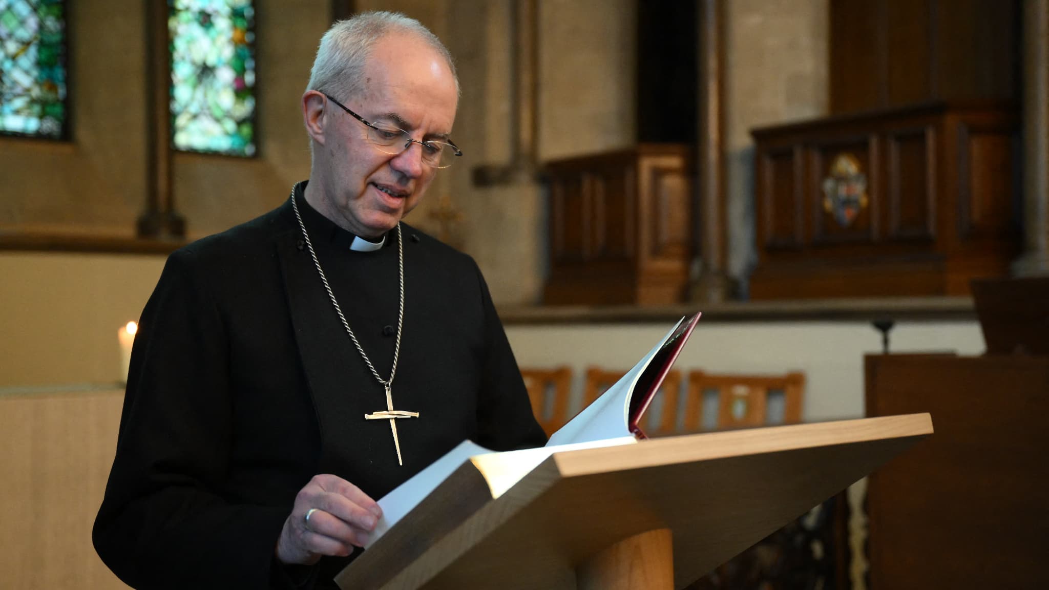 L'archevêque de Canterbury Justin Welby étudie la Bible du Couronnement, qui sera utilisée lorsque le roi Charles III prêtera serment. L'archevêque de Canterbury Justin Welby étudie la Bible du Couronnement, qui sera utilisée lorsque le roi Charles III prêtera serment.