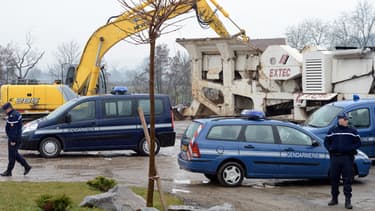 Les gendarmes enquêtent dans les locaux d'une entreprise de construction à Chalain d'Uzore, où les corps ont été retrouvés.