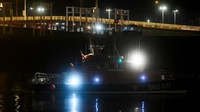 Un bateau de la SNSM transportant les corps des migrants morts en traversant la Manche, arrive au port de Calais, le 24 novembre 2021