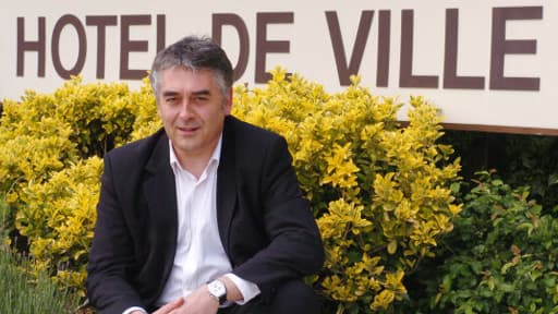 Gilles Bourdouleix devant la mairie de Cholet en 2006.