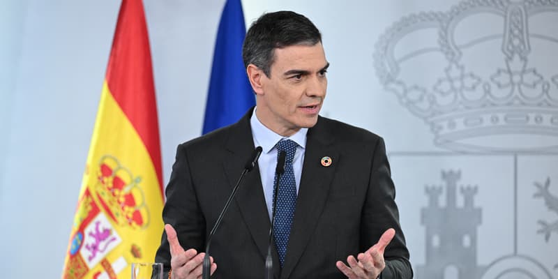 Le Premier ministre espagnol Pedro Sanchez s'adresse aux journalistes lors d'une conférence de presse le 28 janvier 2025 au palais de La Moncloa à Madrid.