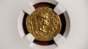 Une pièce d'or romaine à l'effigie de Brutus exposée à la salle des ventes Numismatica Genevensis à Genève, en Suisse, le 4 décembre 2024.