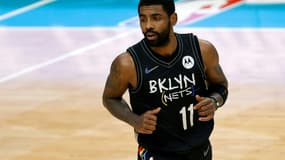 Kyrie Irving des Brooklyn Nets pendant la rencontre de NBA contre les Hornets de Charlotte au Spectrum Center le 27 décembre 2020 à Charlotte, en Caroline du Nord