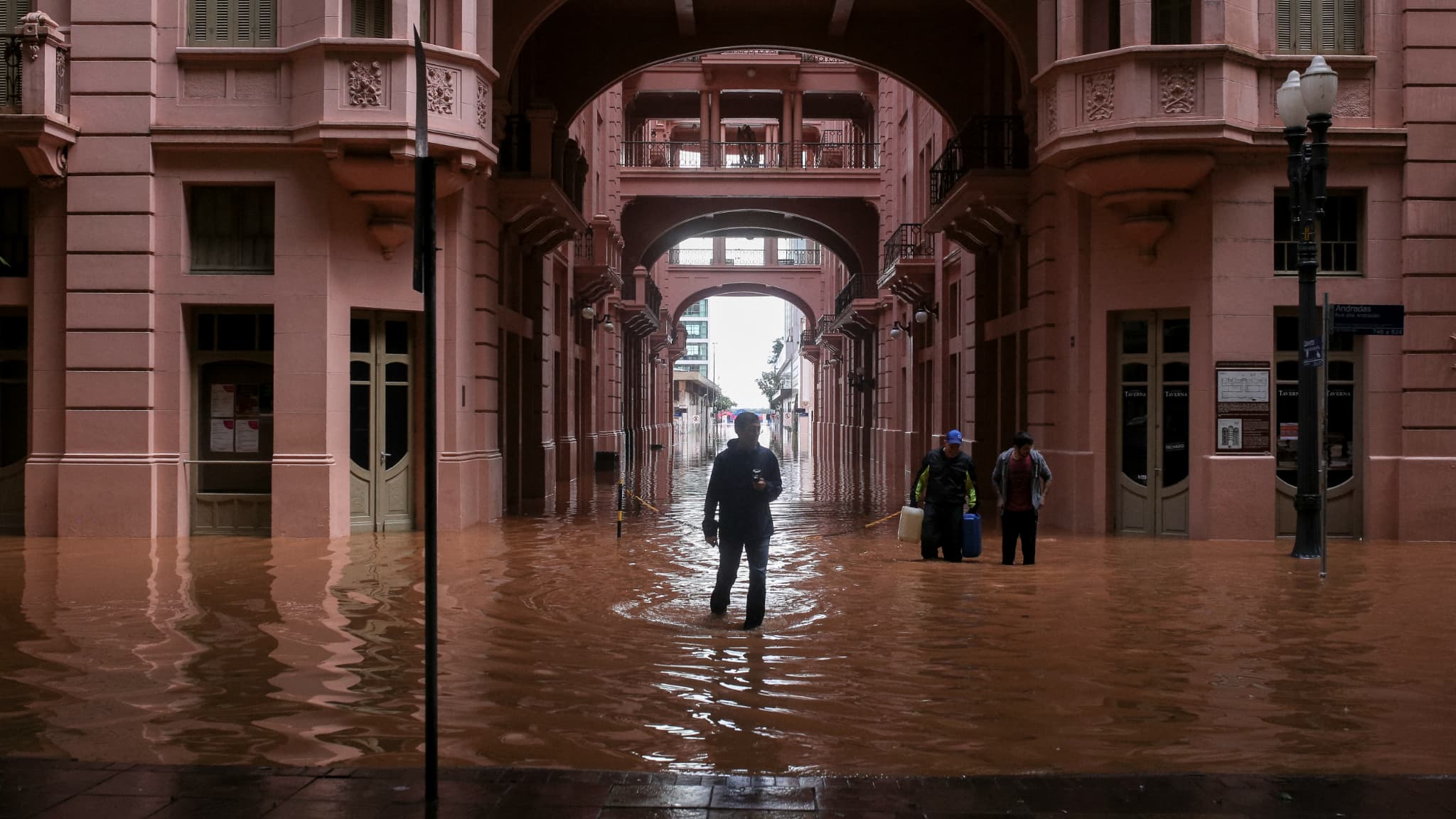 Des personnes se tiennent devant le centre culturel Mario Quintana inondé à Porto Alegre, État du Rio Grande do Sul, Brésil, le 5 mai 2024.