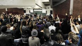 Assemblée générale à l'Université de Tolbiac, à Paris. La mobilisation étudiante et lycéenne contre la réforme des retraites a marqué le pas en France vendredi, jour du début des vacances scolaires, même si les syndicats de jeunes se disent toujours très