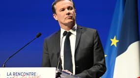 Nicolas Dupont-Aignan, candidat de "Debout la France", lors de son audition par les associations des maires de France, des départements et Régions de France à Montrouge, le 15 mars 2022